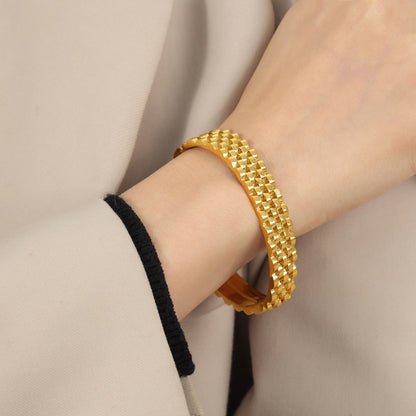 Sophisticated Elegance 18K Gold Bracelet